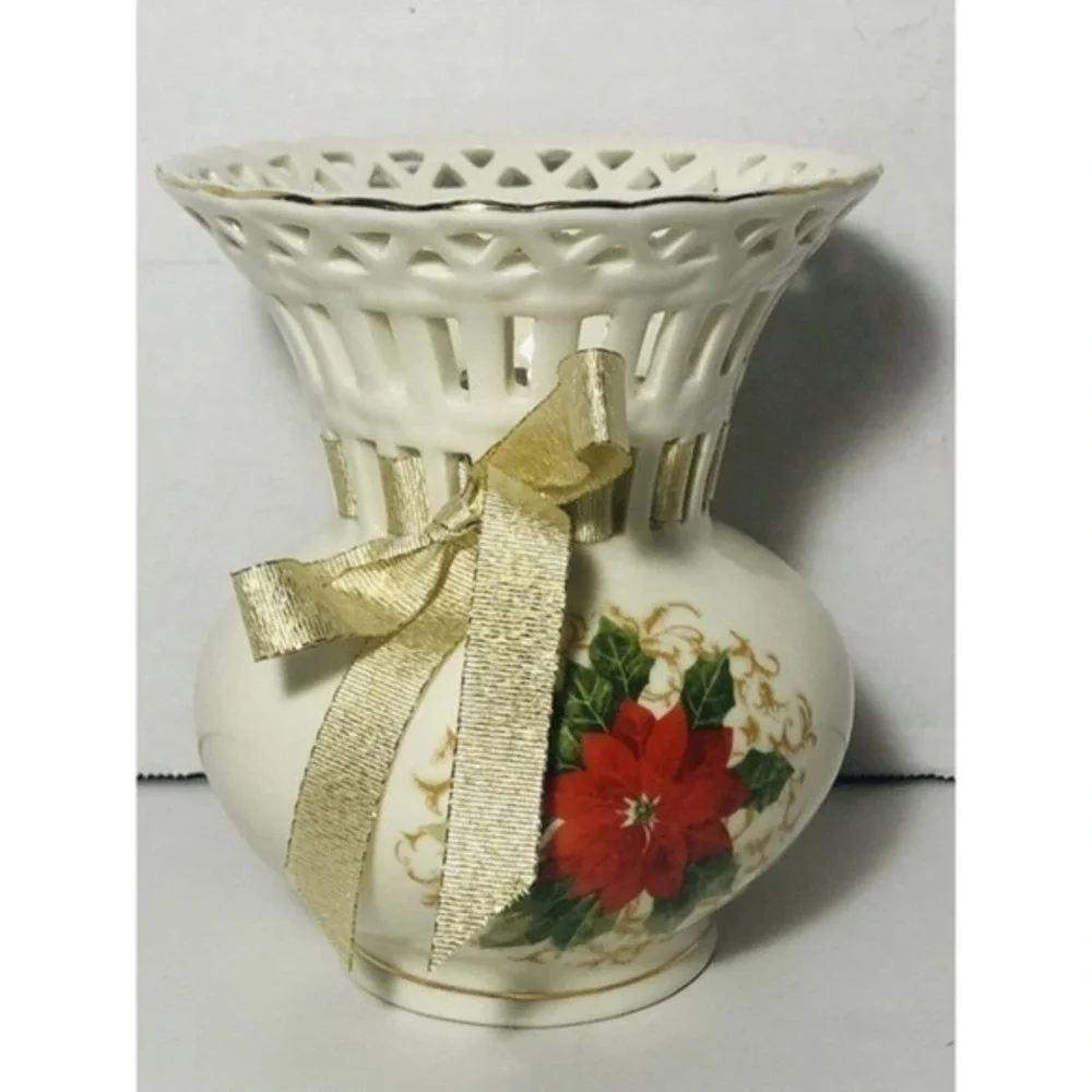 Porcelain Essex MFG Inc Ivory Lattice Christmas Vase In Beautiful Condition